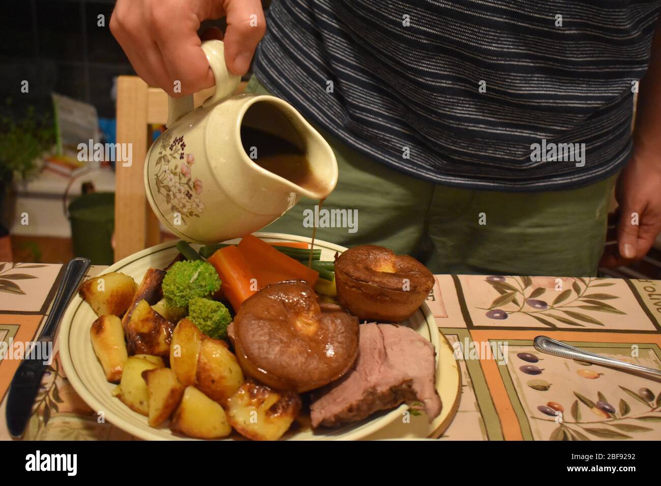 Abendessen mit Krug mit Rotwein Lammsoße braten. Sauce aus Fleischsäften, die während des Garens natürlich laufen und mit Mehl für zusätzliche Textur verdickt Stockfoto