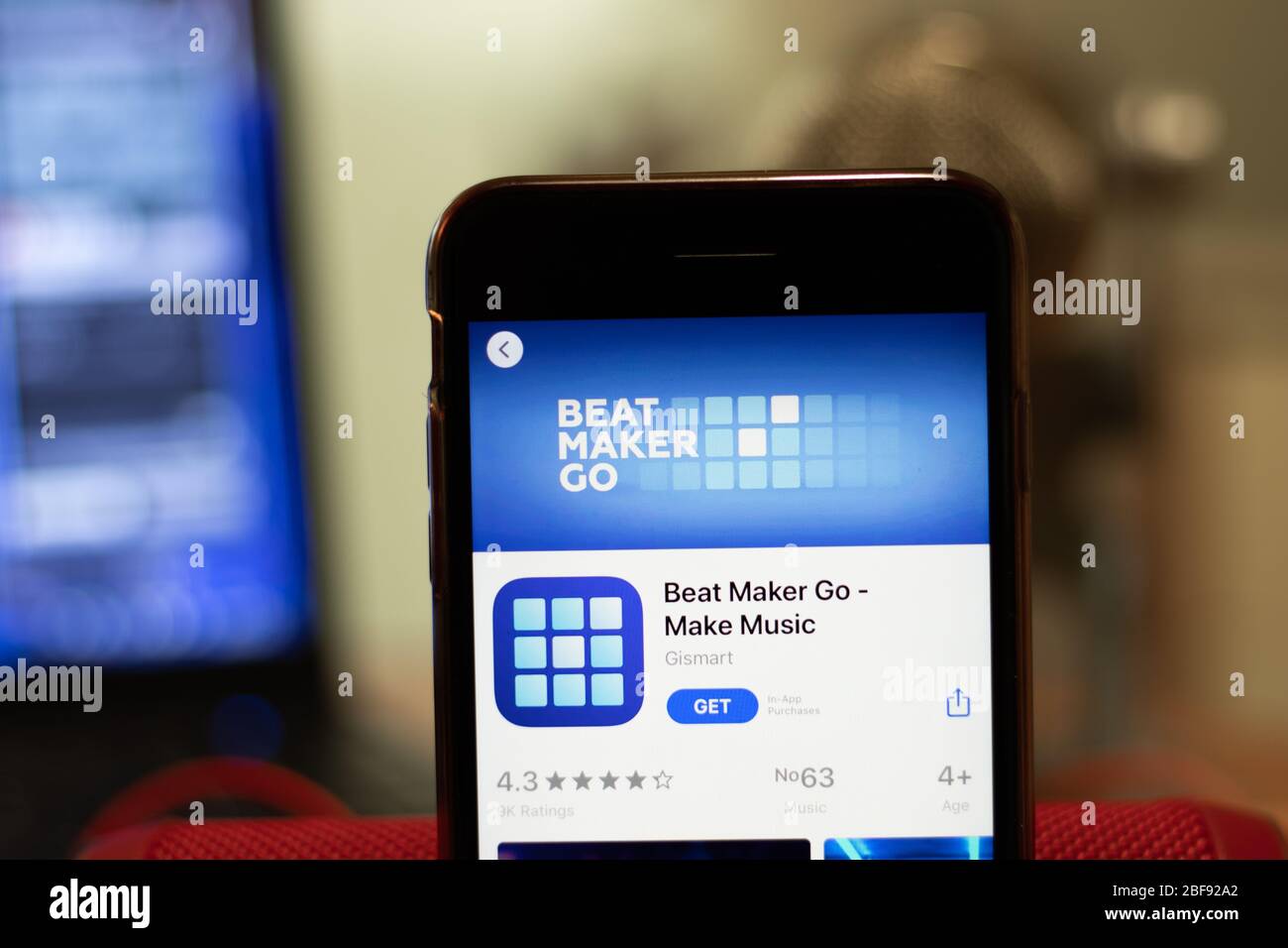Los Angeles, Kalifornien, USA - 16. April 2020: Beat Maker Go Logo auf dem Bildschirm Nahaufnahme. App Store-Symbol auf dem Display des Telefons mit verschwommenem Hintergrund sichtbar Stockfoto
