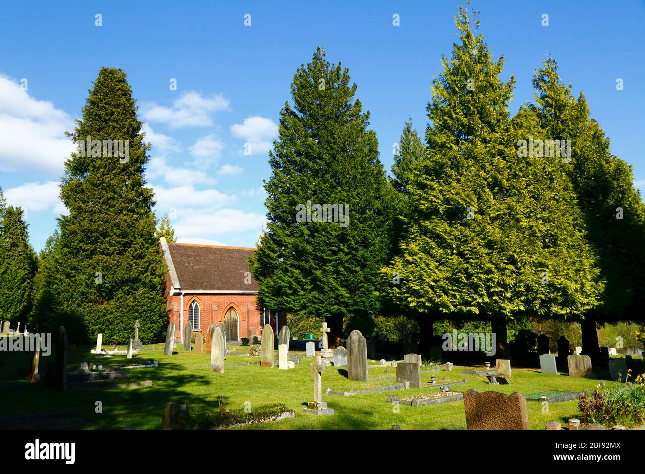 Kapelle und cupressus Bäume im stadtrat laufen Friedhof in der Nähe von Modest Corner, Southborough Common, in der Nähe Tunbridge Wells, Kent, England Stockfoto