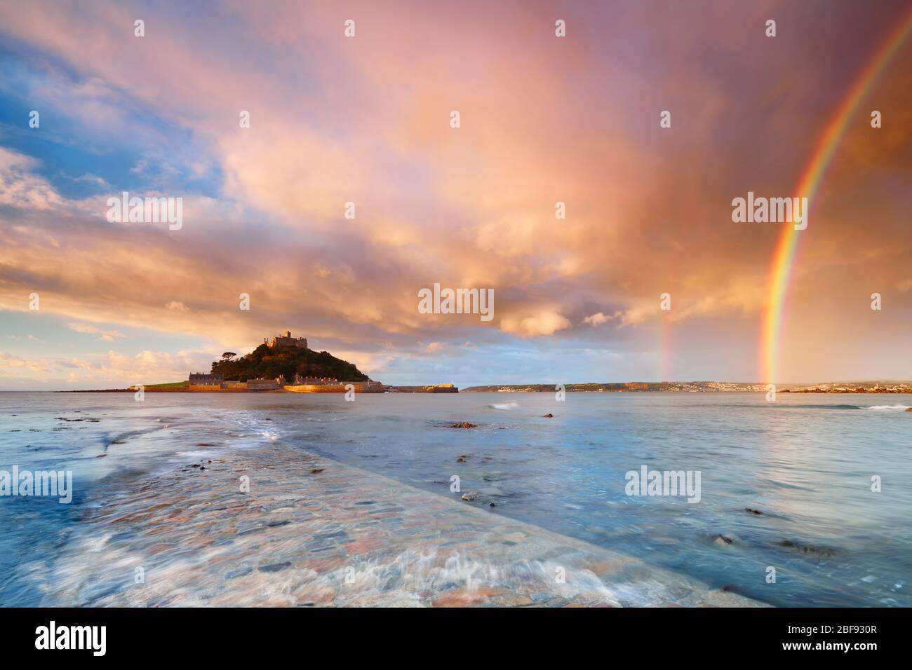 Ein wunderschöner magischer Regenbogen, der im Morgenhimmel über Mounts Bay, Cornwall, erscheint Stockfoto
