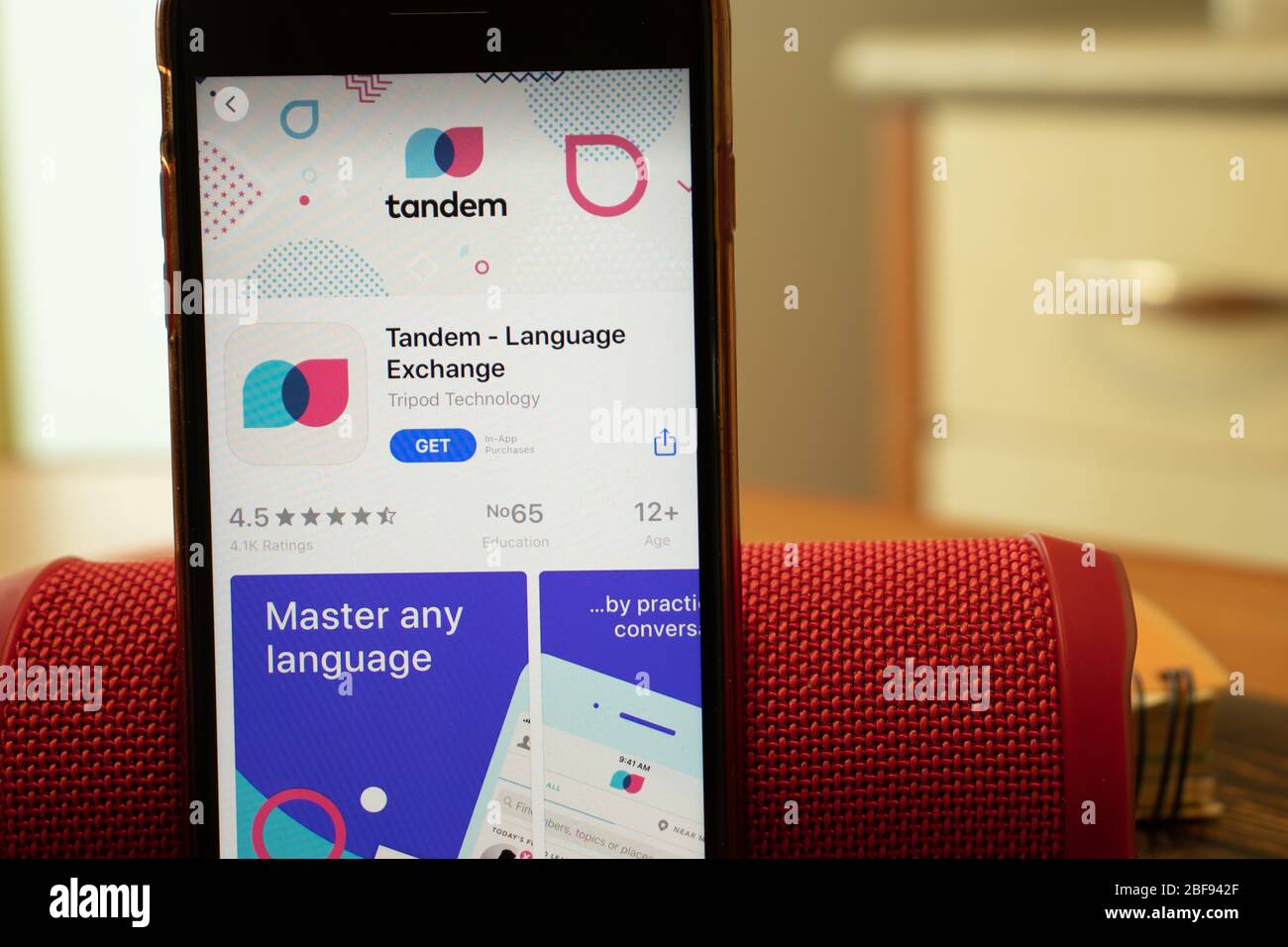 Los Angeles, Kalifornien, USA - 16. April 2020: Tandem Language Exchange Logo auf dem Bildschirm Nahaufnahme. App Store-Symbol auf dem Display des Telefons sichtbar, illustrativ Stockfoto