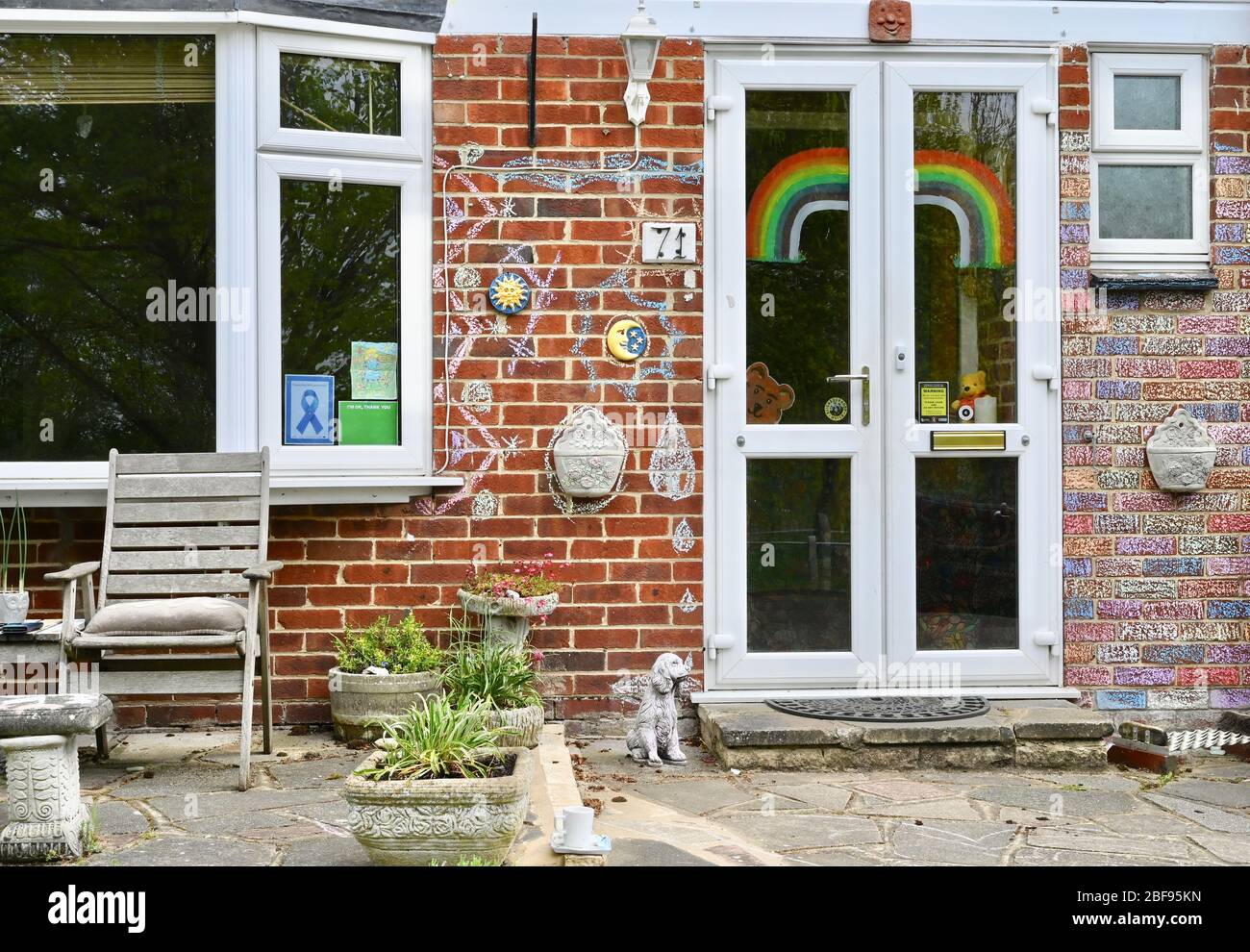 Nachrichten, die eine Enkelin ihren Großeltern hinterlassen hat und die sie aufgrund der Coronavirus-Pandemie nicht sehen kann. Bleiben Sie zu Hause. Schützt das NHS, rettet Leben. Sidcup, Kent. GROSSBRITANNIEN Stockfoto