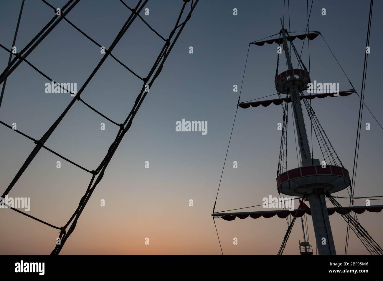 Vertäutes Boot bei Sonnenaufgang in der schönen Bai TU Long (Ha Long) Bay, Vietnam. Stockfoto