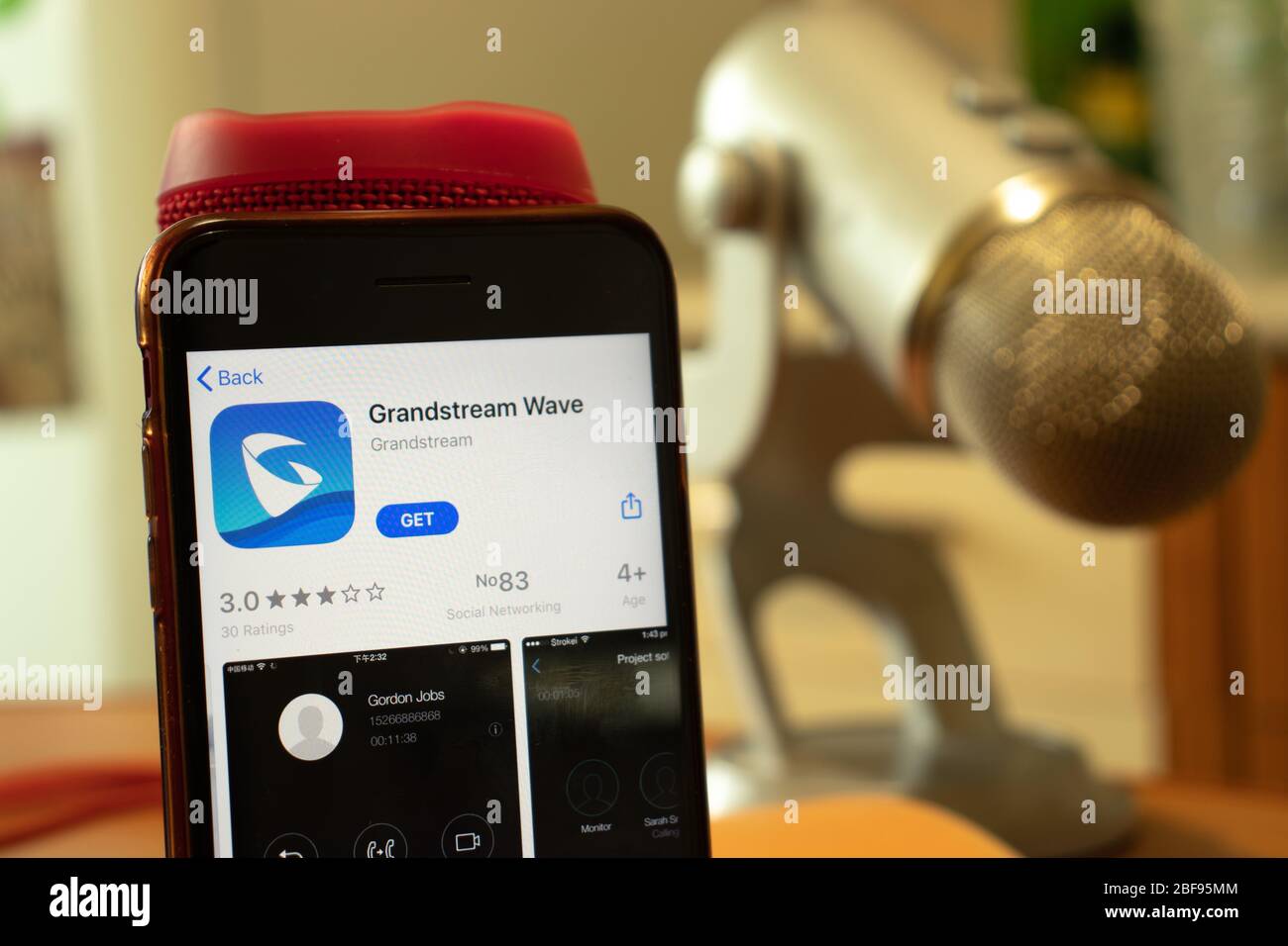 Los Angeles, Kalifornien, USA - 16. April 2020: Grandstream Wave Logo auf der Leinwand Nahaufnahme. App Store-Symbol auf dem Display des Telefons sichtbar, illustrativ Stockfoto