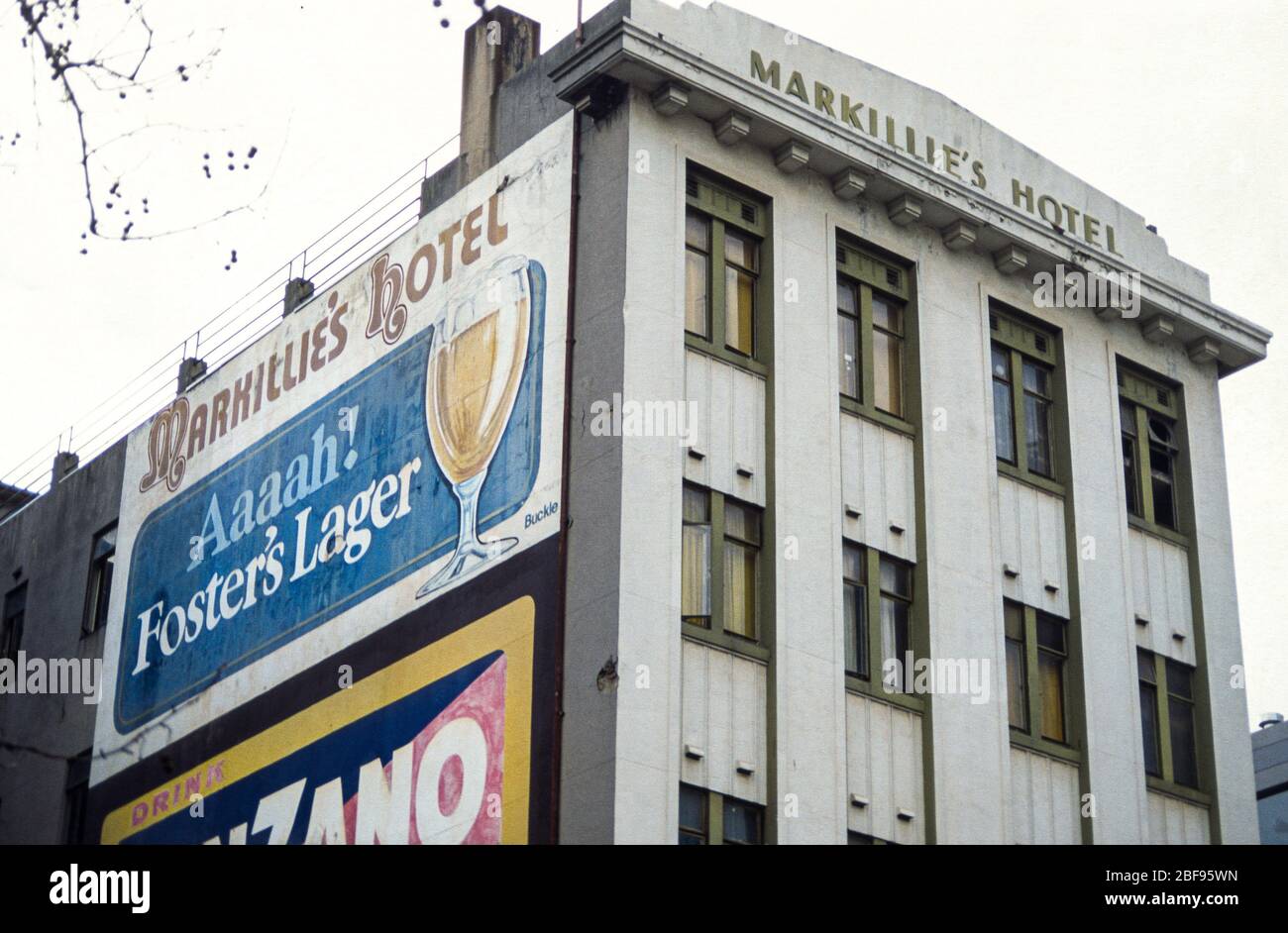 Fördert ein größeres Schild in einem alten edwardianischen Hotel, Markillie's Hotel, Flinders Street, Melbourne, Australien, Juli 1995 Stockfoto