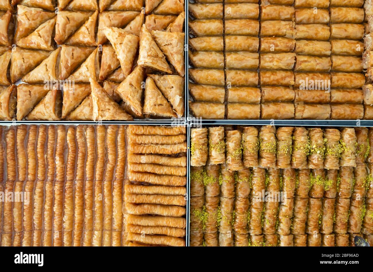Baklava, ein traditionelles, reiches, süßes Dessertgebäck, das in Griechenland, der Türkei, im Nahen Osten und anderswo sehr beliebt ist. Stockfoto