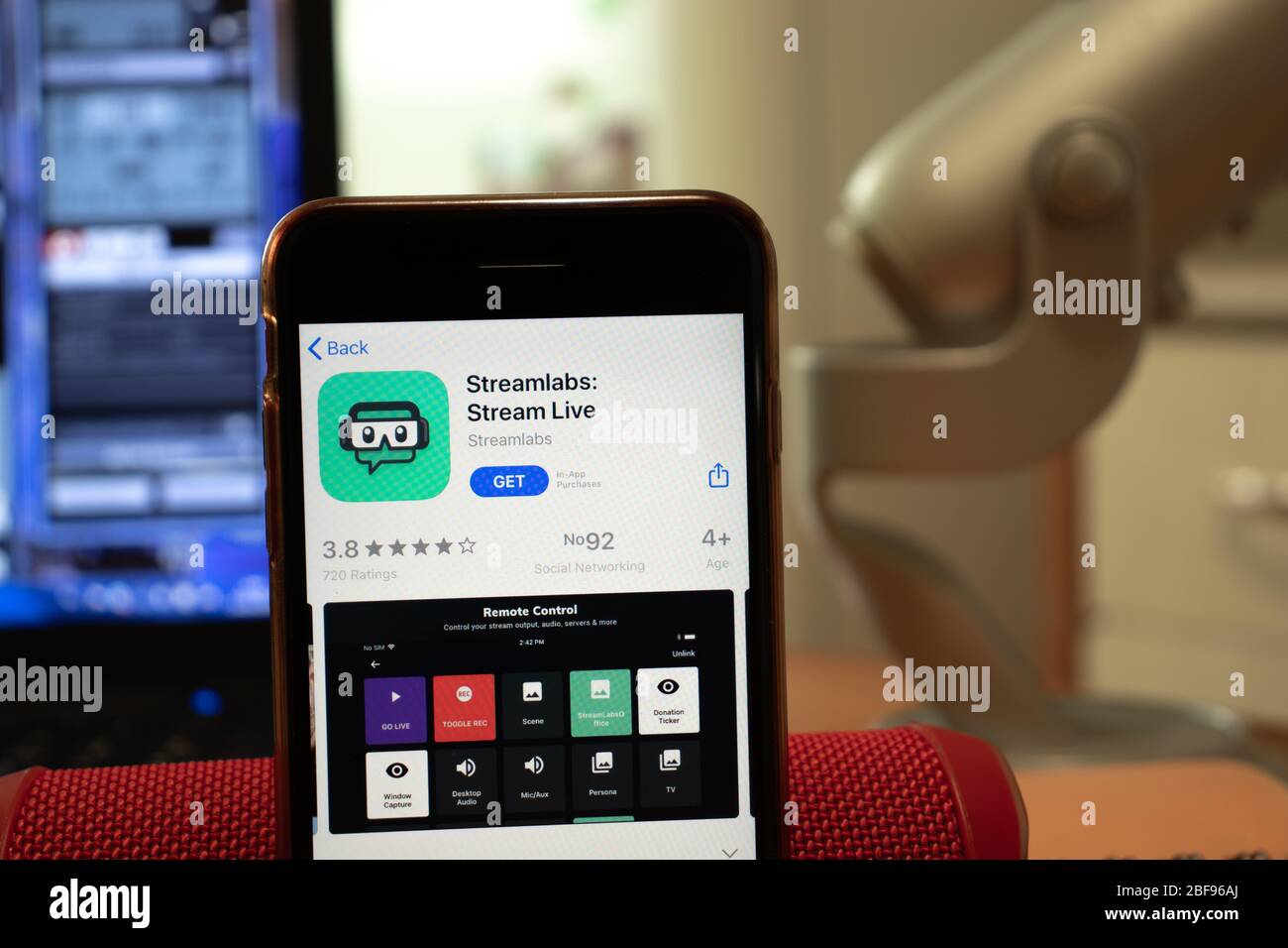 Los Angeles, Kalifornien, USA - 16. April 2020: Streamlabs Stream Live Logo auf dem Bildschirm Nahaufnahme. App Store-Symbol auf dem Display des Telefons sichtbar, illustrativ Stockfoto