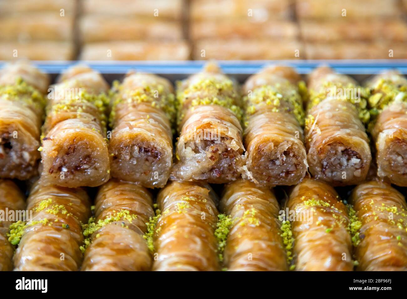 Baklava, ein traditionelles, reiches, süßes Dessertgebäck, das in Griechenland, der Türkei, im Nahen Osten und anderswo sehr beliebt ist. Stockfoto