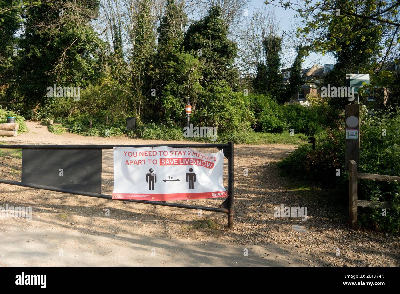 Melden Sie sich in North London (Parkland Walk) Naturpfad nach Lockdown Covid 19 zu bekämpfen. April 2020. Stockfoto