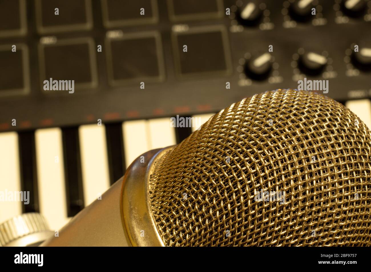 Ansicht von oben im Arbeitsbereich des Musikproduzenten. Mikrofon mit Tastatur Nahaufnahme Stockfoto