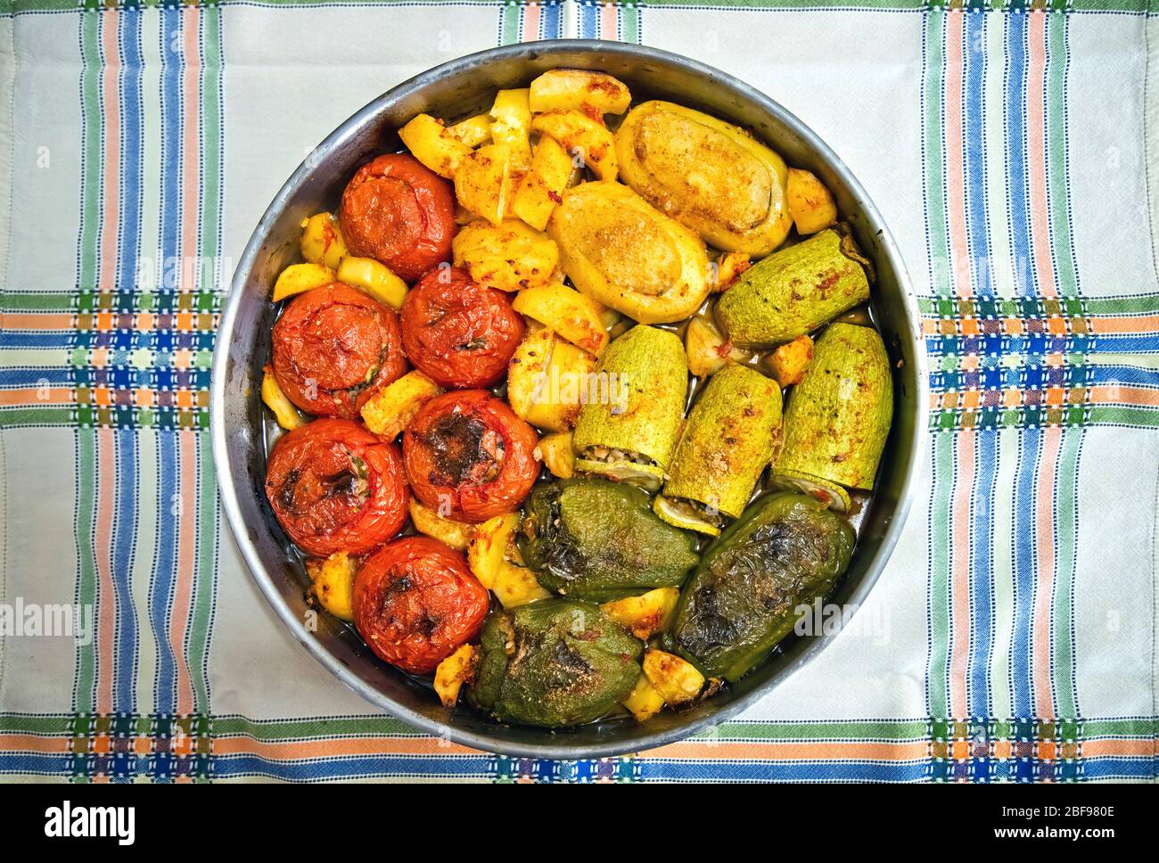 'Gemista' (oder 'Yemista'), ein traditionelles griechisches Essen. Gemüse (Tomaten, Paprika, Kartoffeln etc.) mit Reis gefüllt (manchmal auch Hackfleisch). Stockfoto