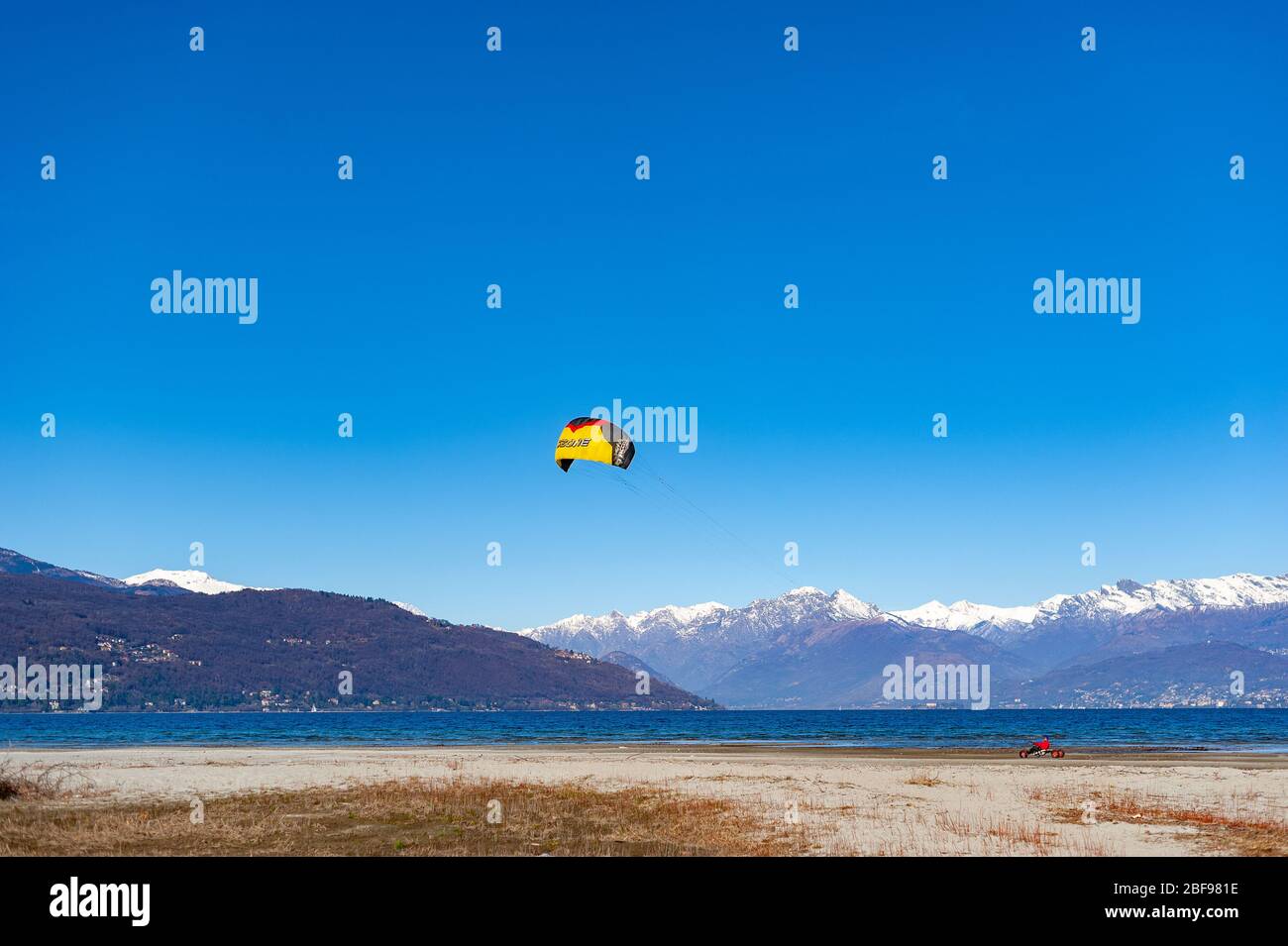 21-02-2016-Lago Maggiore -Ispra-Italien- Mann führt Segelsport auf Land kytesurf Dreirad Stockfoto