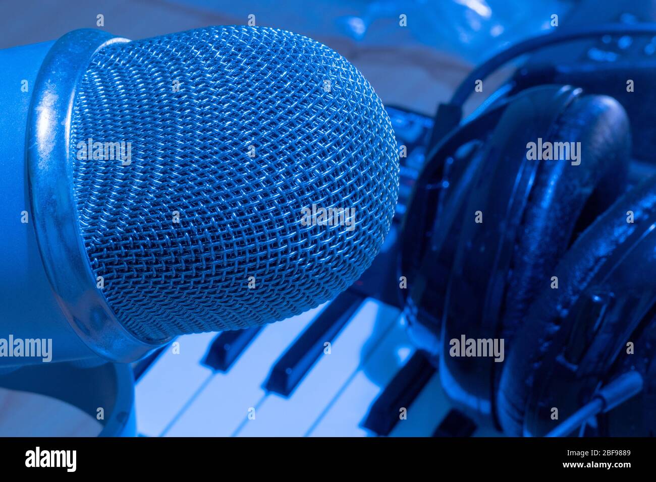 Professionelle Musikproduktion in einem Tonstudio. Kopfhörer auf musikalischer Synthesizer-Tastatur Stockfoto