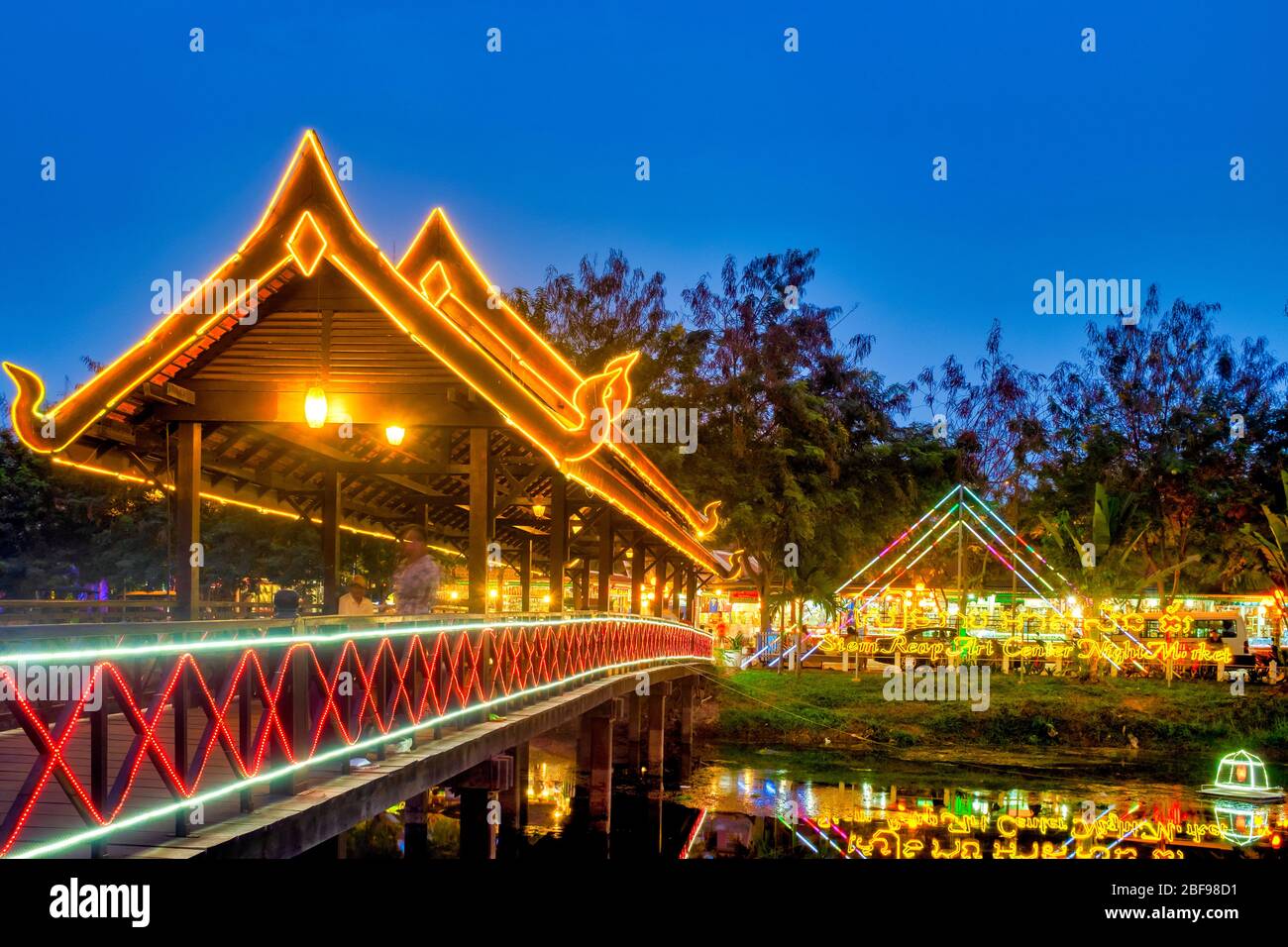 Beleuchtete Brücke zum Siem Reap Art Center Nachtmarkt, Siem Reap, Kambodscha Stockfoto