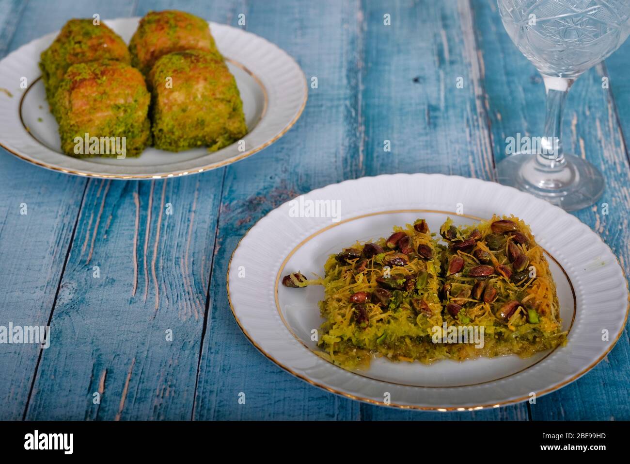 Türkische Dessert Baklava mit Pistachio - Fiskli Baklava. Stockfoto