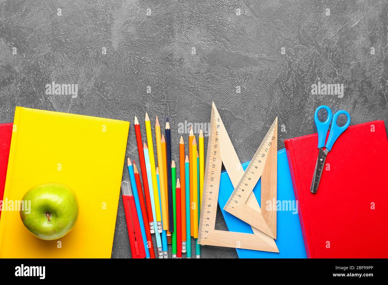 Schulbedarf auf grauem Hintergrund Stockfoto