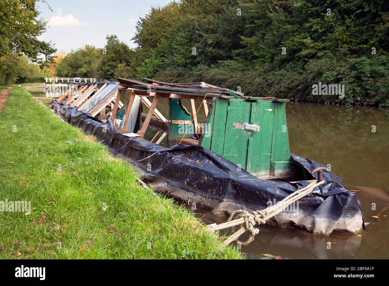 England, Buckinghamshire, gekentert Narrowboat auf Grand Union Canal in der Nähe von Pitstone Wharf Stockfoto