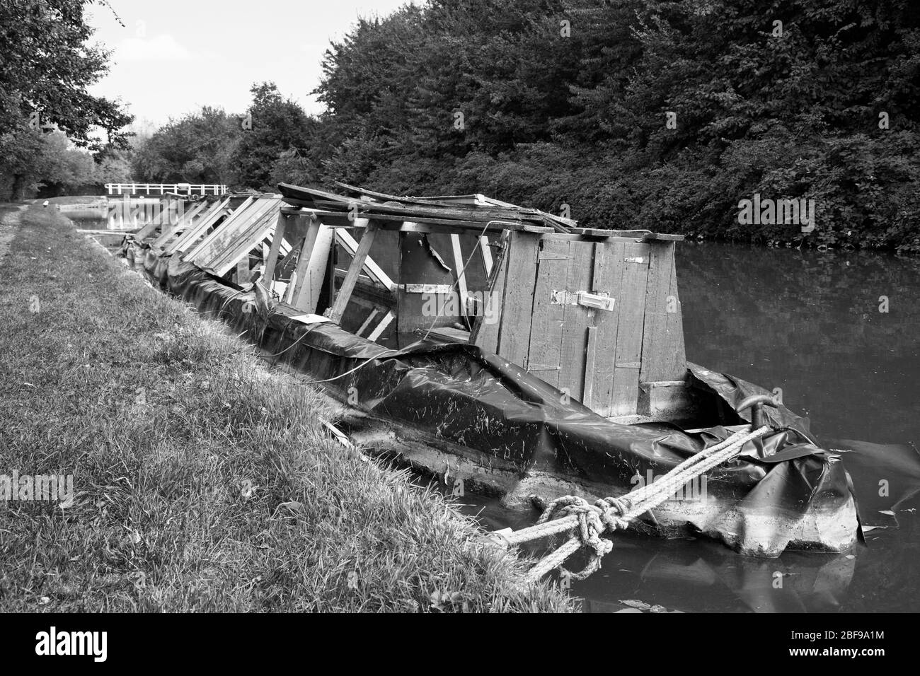 England, Buckinghamshire, gekentert Narrowboat auf Grand Union Canal in der Nähe von Pitstone Wharf Stockfoto