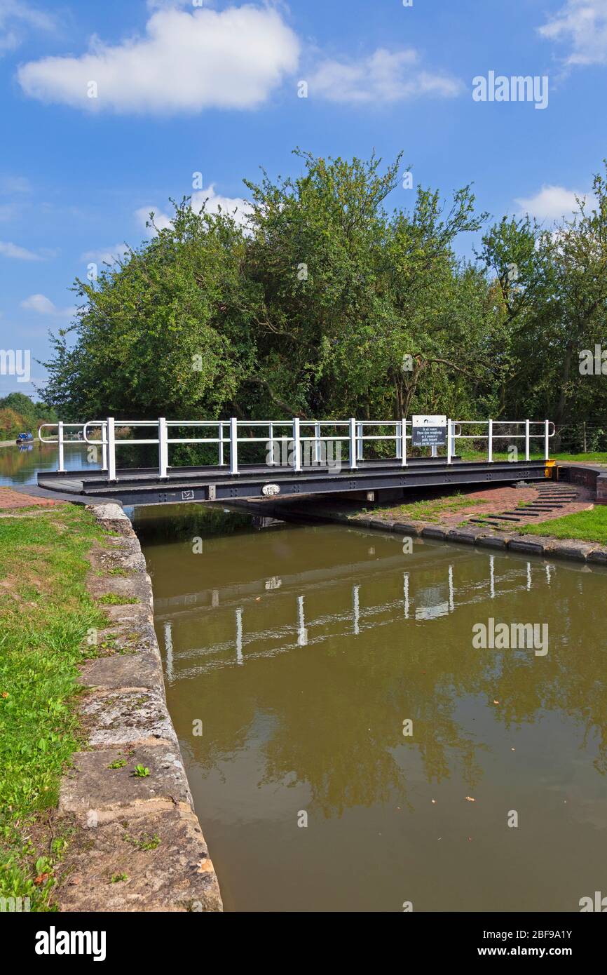 England, Buckinghamshire, in der Nähe von Cheddington, Swing Bridge am Grand Union Canal Stockfoto