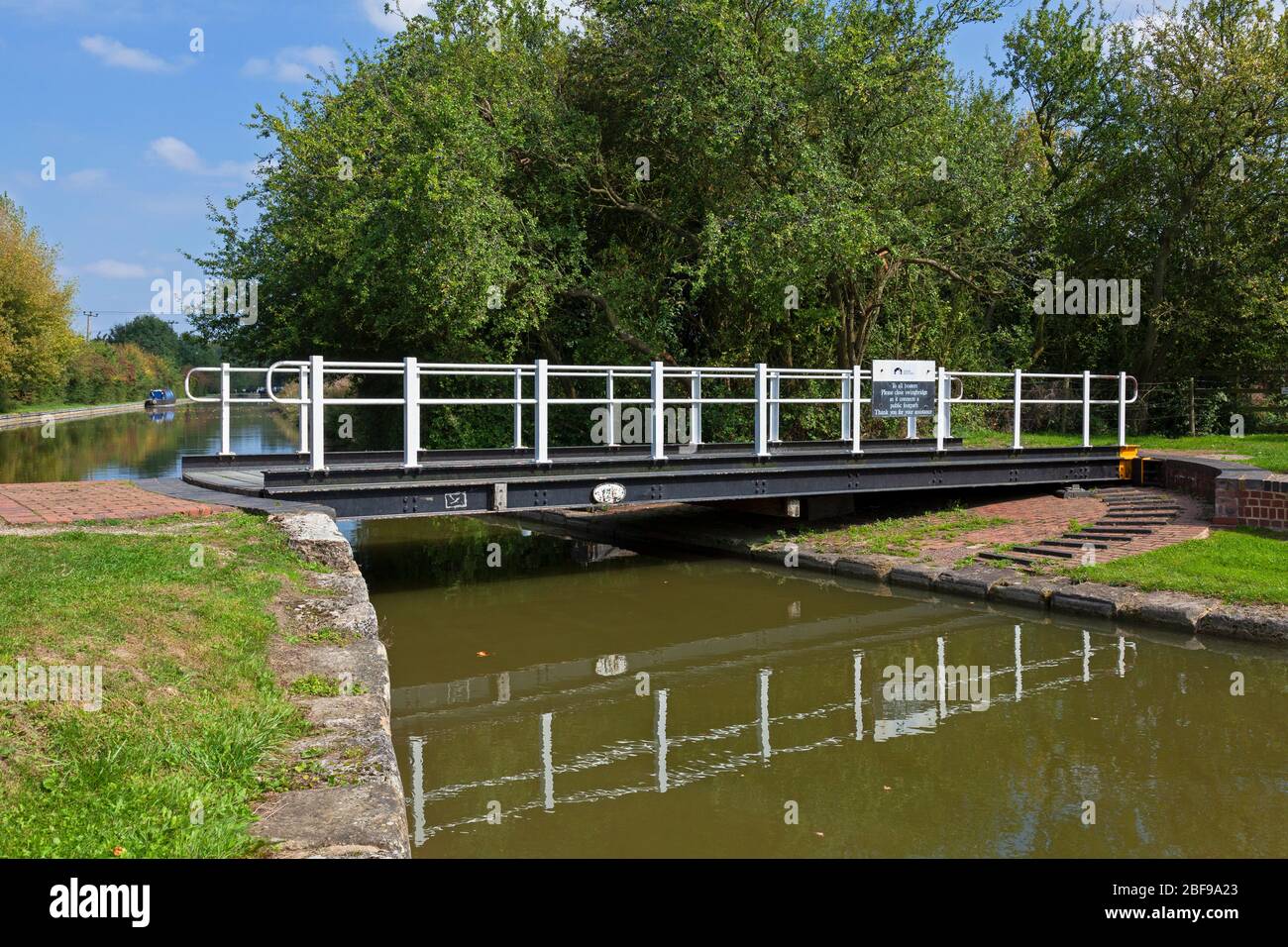 England, Buckinghamshire, in der Nähe von Cheddington, Swing Bridge am Grand Union Canal Stockfoto