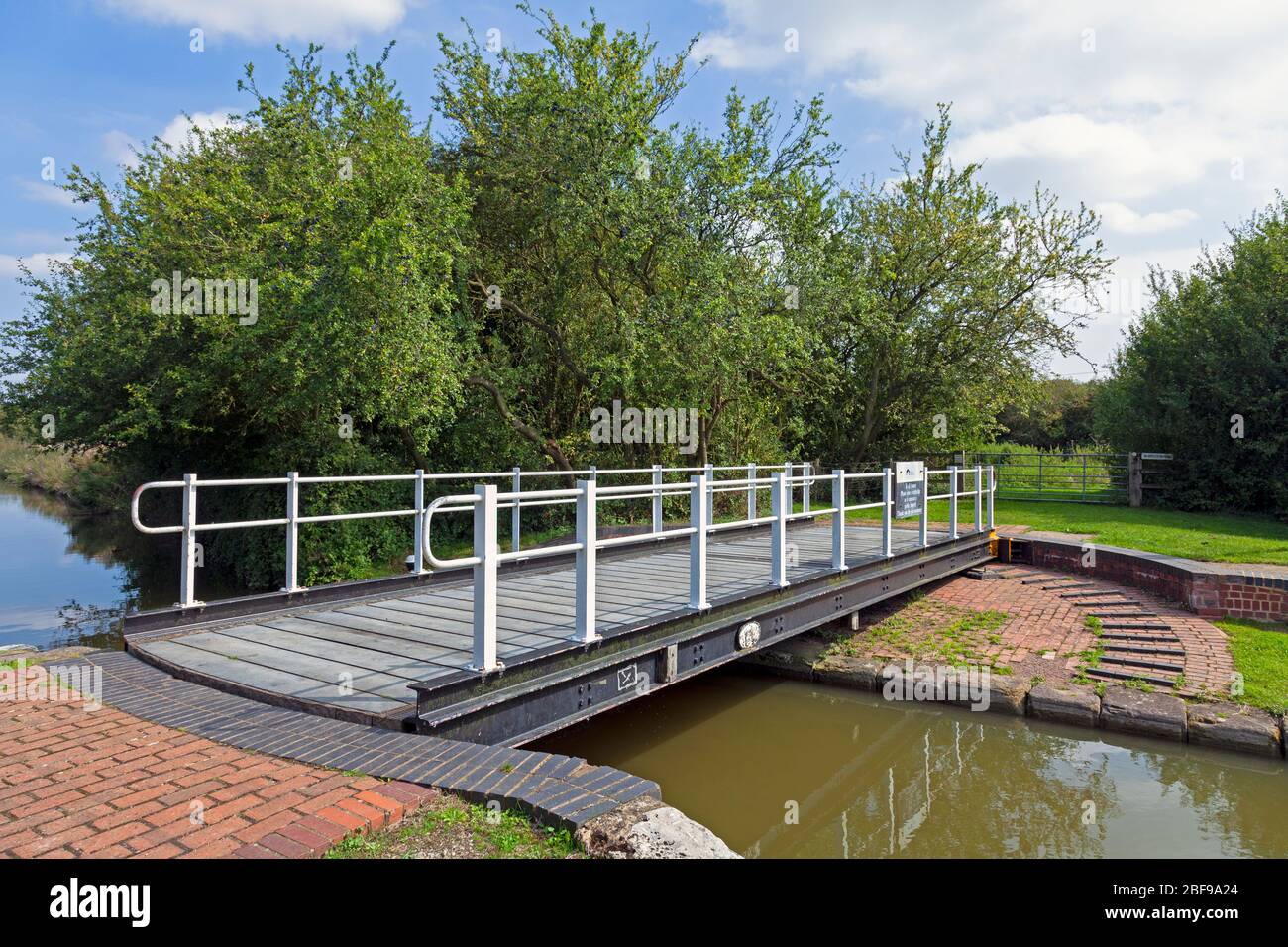 England, Buckinghamshire, in der Nähe von Cheddington, Swing Bridge am Grand Union Canal Stockfoto