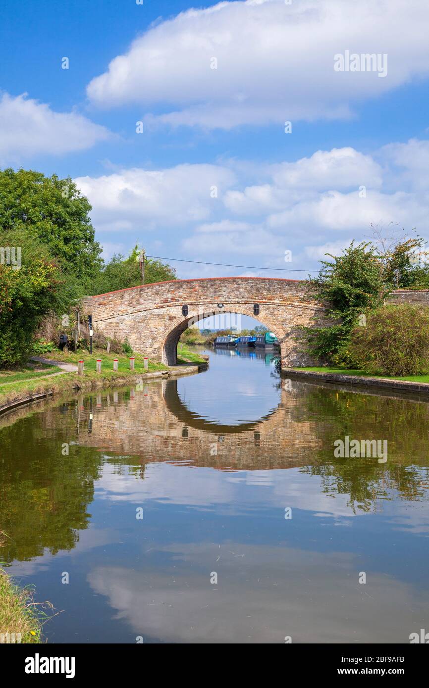 England, Buckinghamshire, Ivinghoe Bridge Nummer 123 auf dem Grand Union Canal Stockfoto