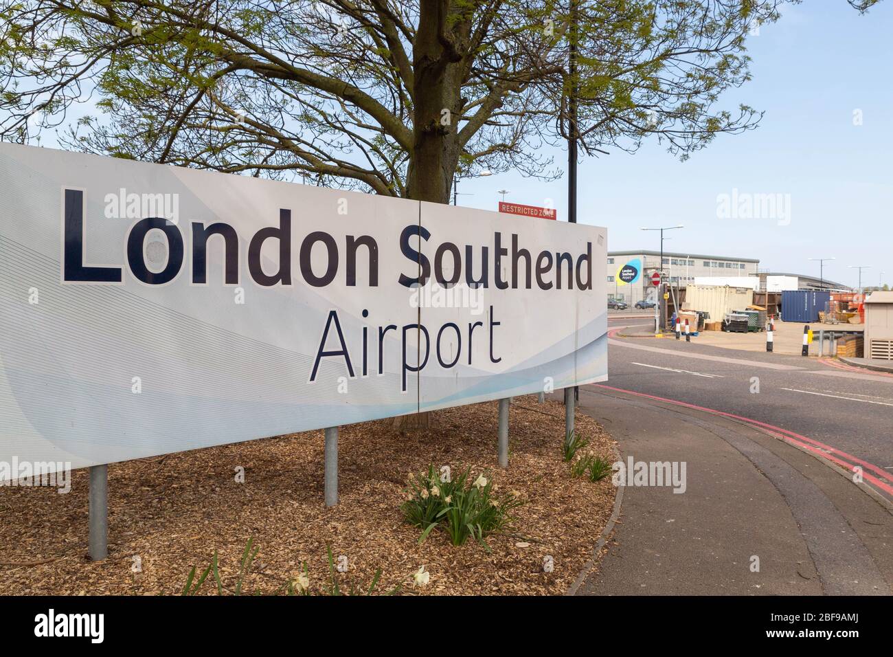 Southend-on-Sea, Großbritannien. April 2020. Großes Straßenschild für den Flughafen London Southend in Essex, England, mit landschaftlich gestaltetem Vorderboden und sichtbaren Verkehrsmarkierungen. Erfasst Infrastruktur und regionale Identität. Flugzeuge sitzen auf der Start- und Landebahn des Flughafens Southend, nachdem europäische Staaten und große europäische Fluggesellschaften Maßnahmen ergriffen haben, um auf die COVID-19-Pandemie zu reagieren. Penelope Barritt/Alamy Live News Stockfoto