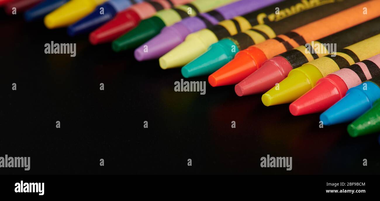 Reihe von bunten Buntstiften isoliert auf schwarzem Hintergrund Stockfoto
