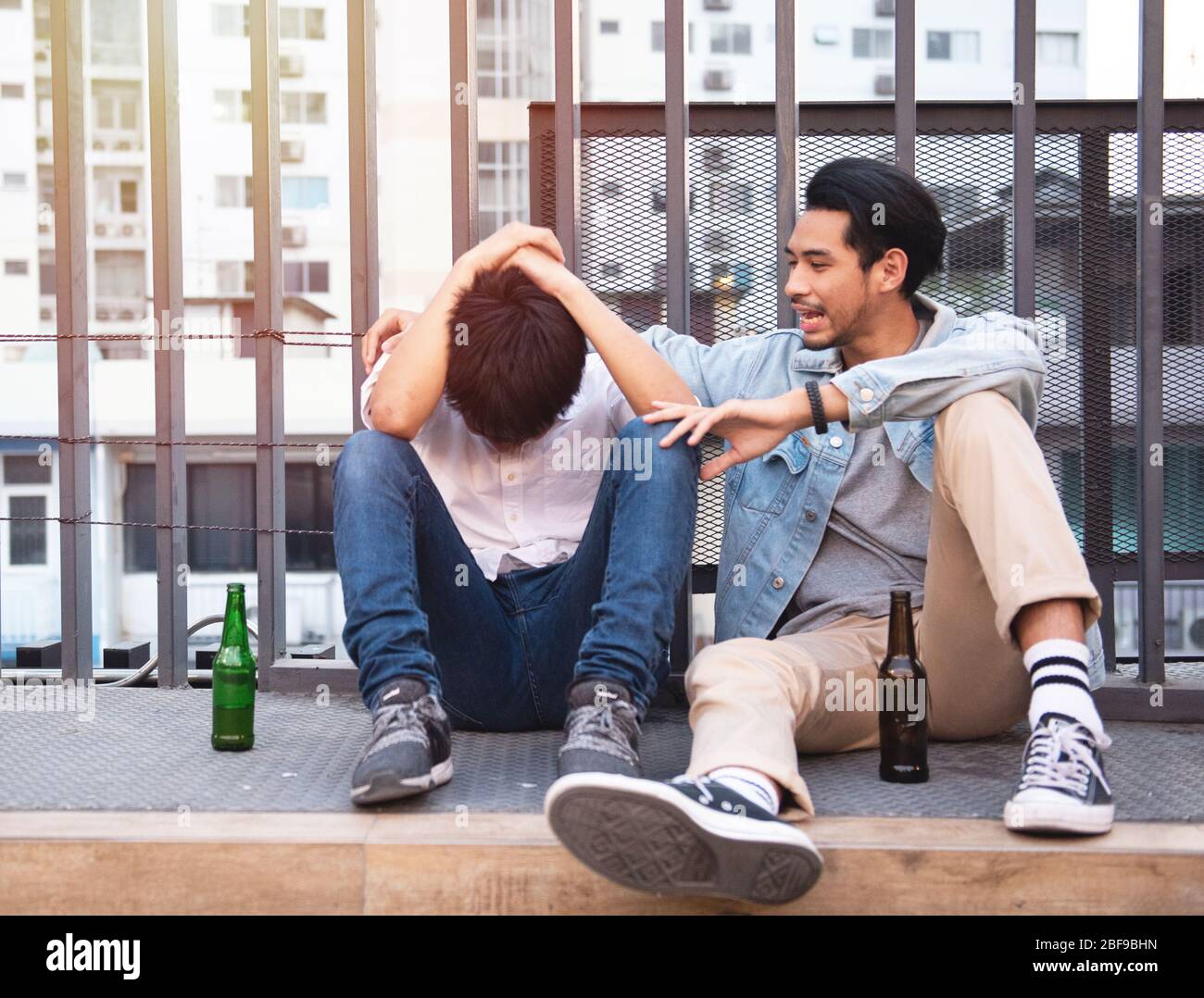 Zwei Freunde trinken Bier in einem Pub auf der Straße. Menschen, Männer, Freizeit, Freundschaft und Urlaubskonzept - glückliche männliche Freunde trinken Bier in Bar oder Pub o Stockfoto