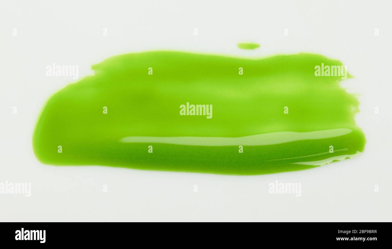 Hellgrün glänzende Farbe Strich isoliert auf weißem Hintergrund Nahaufnahme Stockfoto