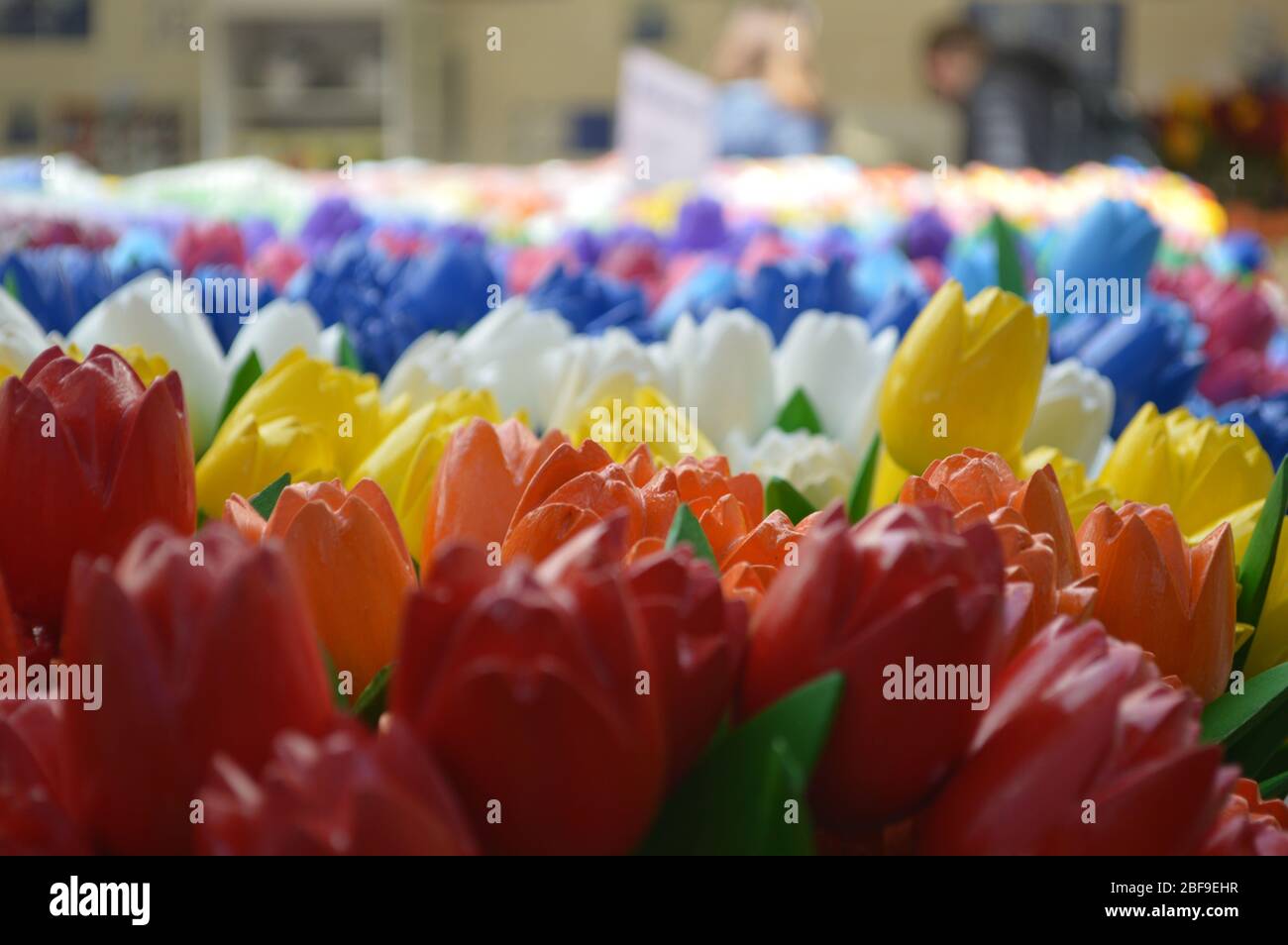 Amsterdam. Holzblumen werden auf einem Stand auf dem schwimmenden Blumenmarkt verkauft. Stockfoto