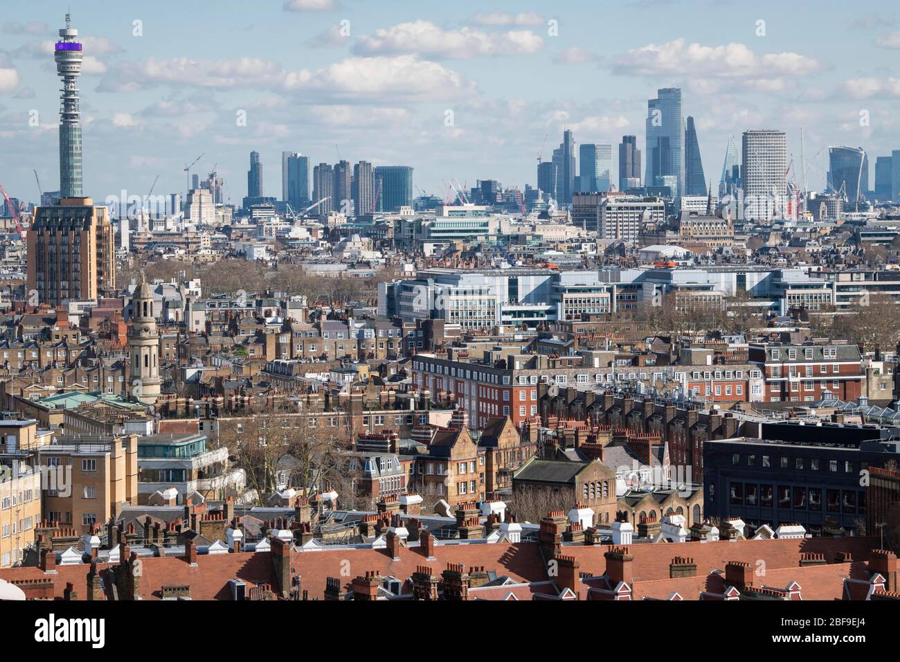 London Skyline über die Dächer von Paddington zur Stadt, London 2020 Stockfoto