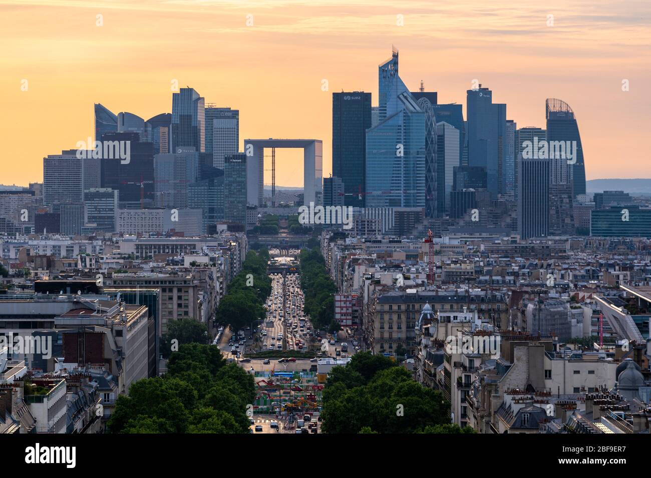 Das zentrale Geschäftsviertel von Paris bei Sonnenuntergang, vom Triumphbogen aus gesehen Stockfoto