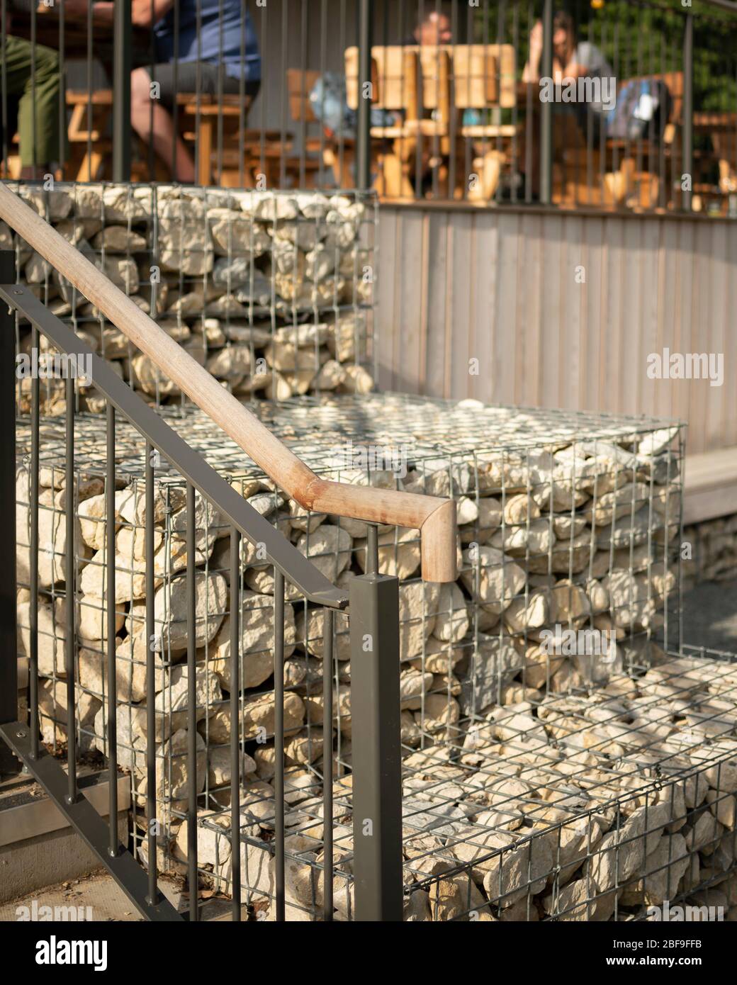 Wendover Woods Visitors Center Detail der Gabion Wände. Wendover Woods Visitor Center, Aylesbury, Großbritannien. Architekt: Re-Format, 2018. Stockfoto