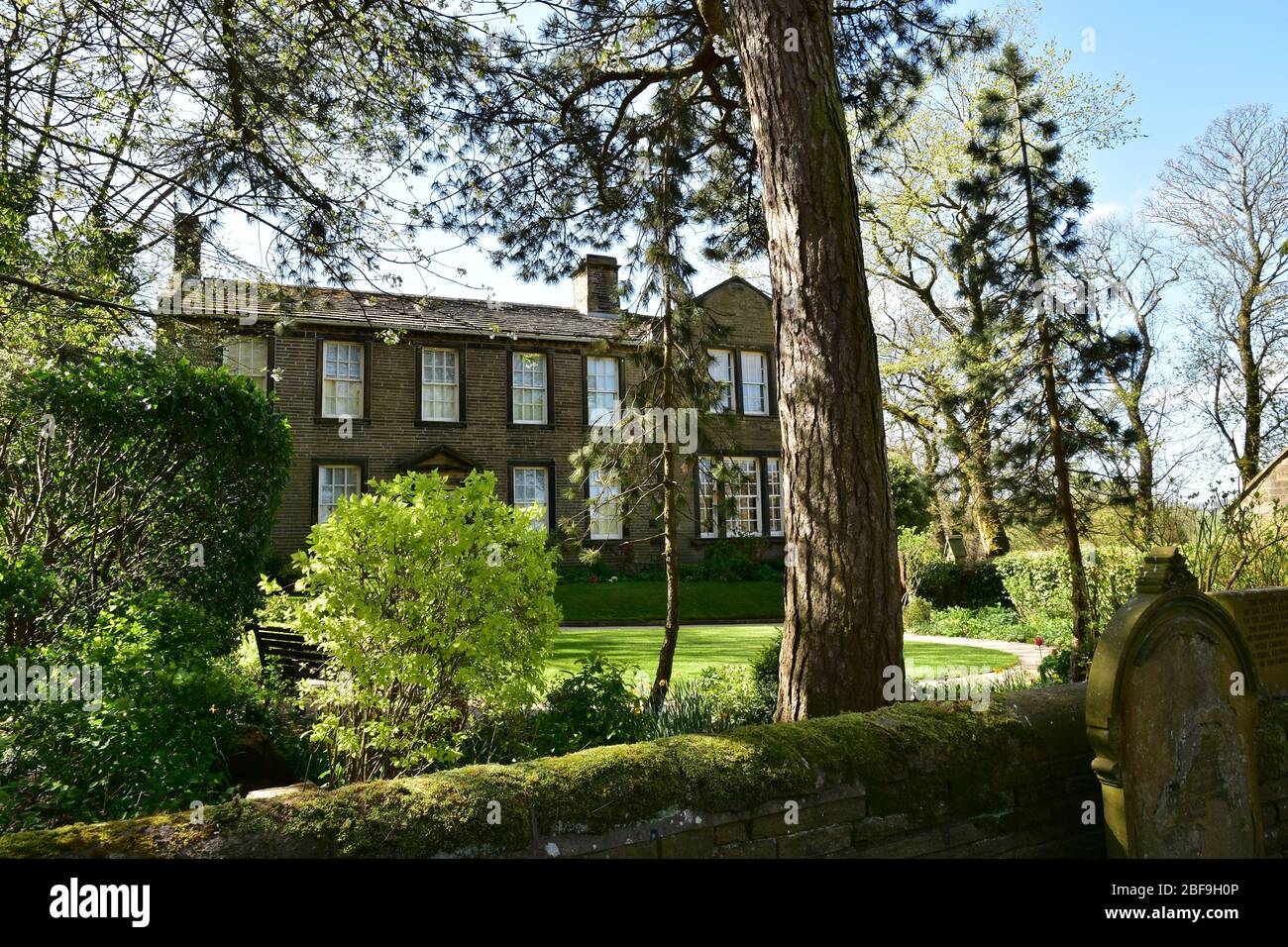 Haworth Parsonage Museum und Friedhof im Frühling, Bronte Country, West Yorkshire Stockfoto