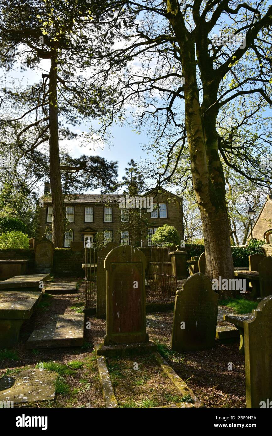 Haworth Parsonage Museum und Friedhof im Frühling, Bronte Country, West Yorkshire Stockfoto