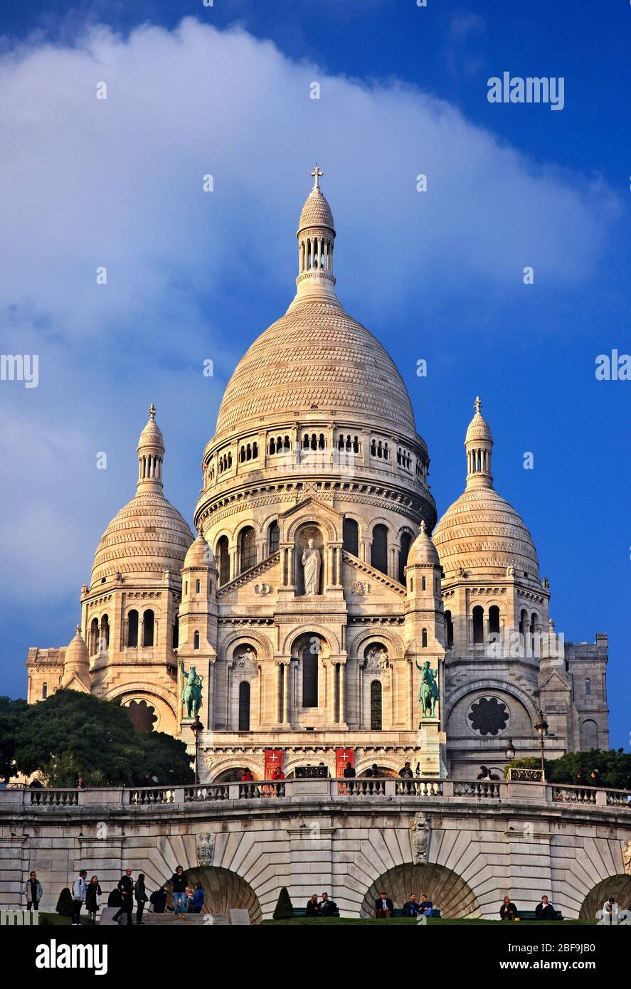 Die Basilika Sacré-Cœur (Basilika des Heiligen Herzens), einfach als Sacré-Cœur in Montmartre, Paris, Frankreich, bekannt. Stockfoto