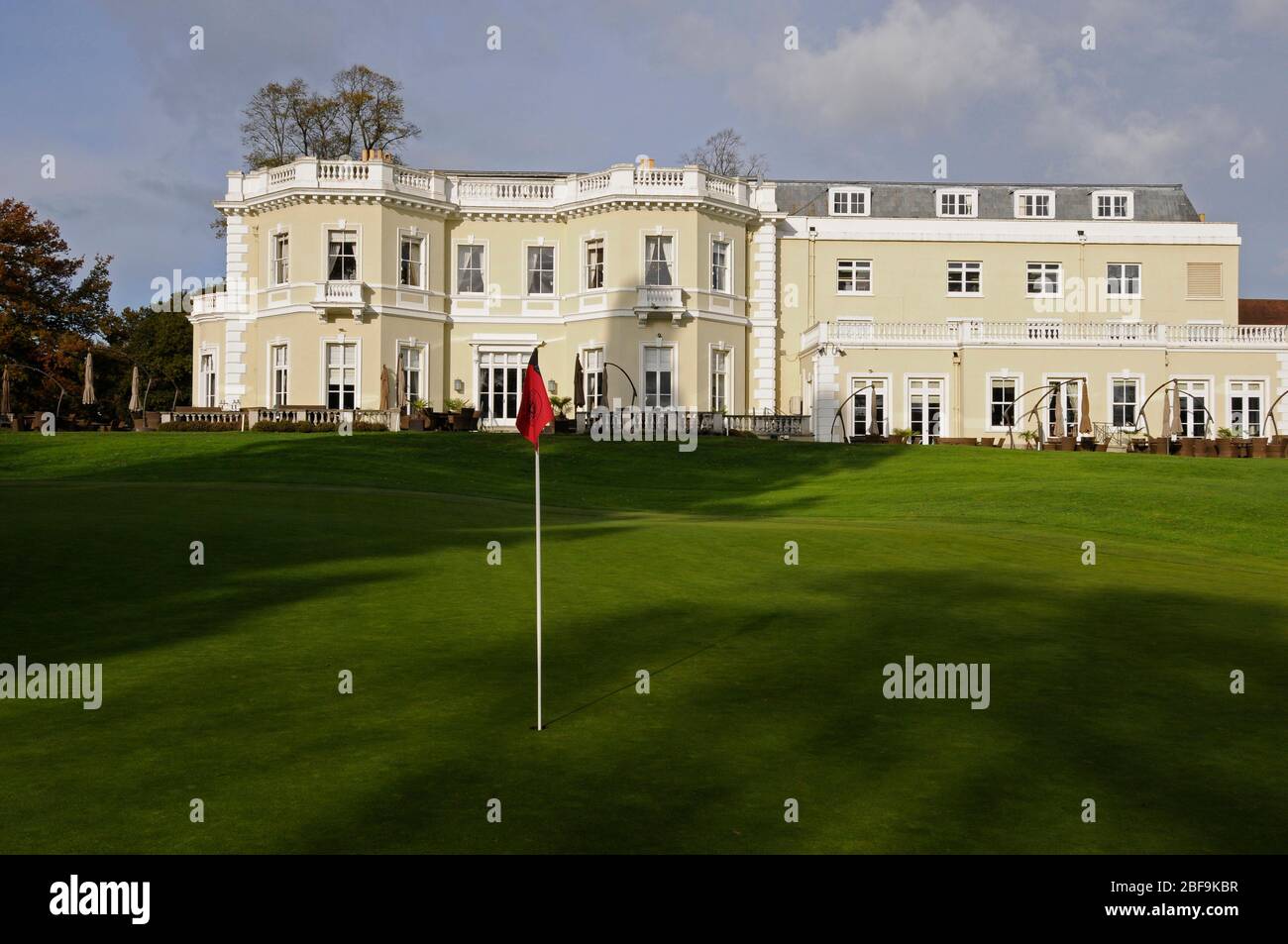 Blick auf 18th Green auf dem New Course und Clubhouse, Burhill Golf Club, Walton auf der Themse, Surrey, England Stockfoto