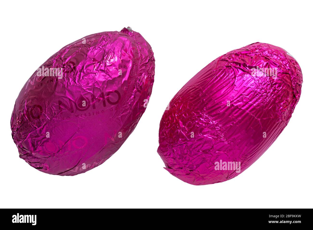 Lila und rosa Folie verpackt Ostereier - Nomo no misend out Vegan & Free From Fruit & Crunch Egg auf der linken Seite Stockfoto