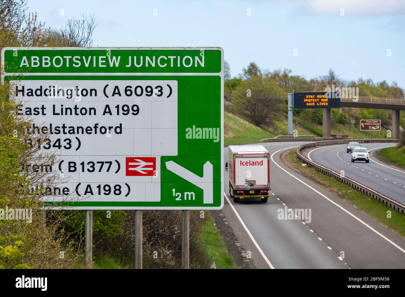 A1 Doppelfahrbahn während der Sperrung der Coronavirus-Pandemie Covid-19 mit Island-Lastwagen. Haddington, East Lothian, Schottland, Großbritannien Stockfoto