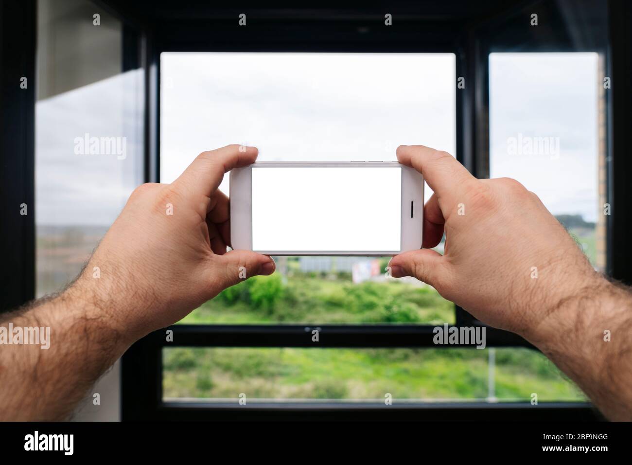 Nahaufnahme eine Hand hält ein Handy, um ein Foto aus dem