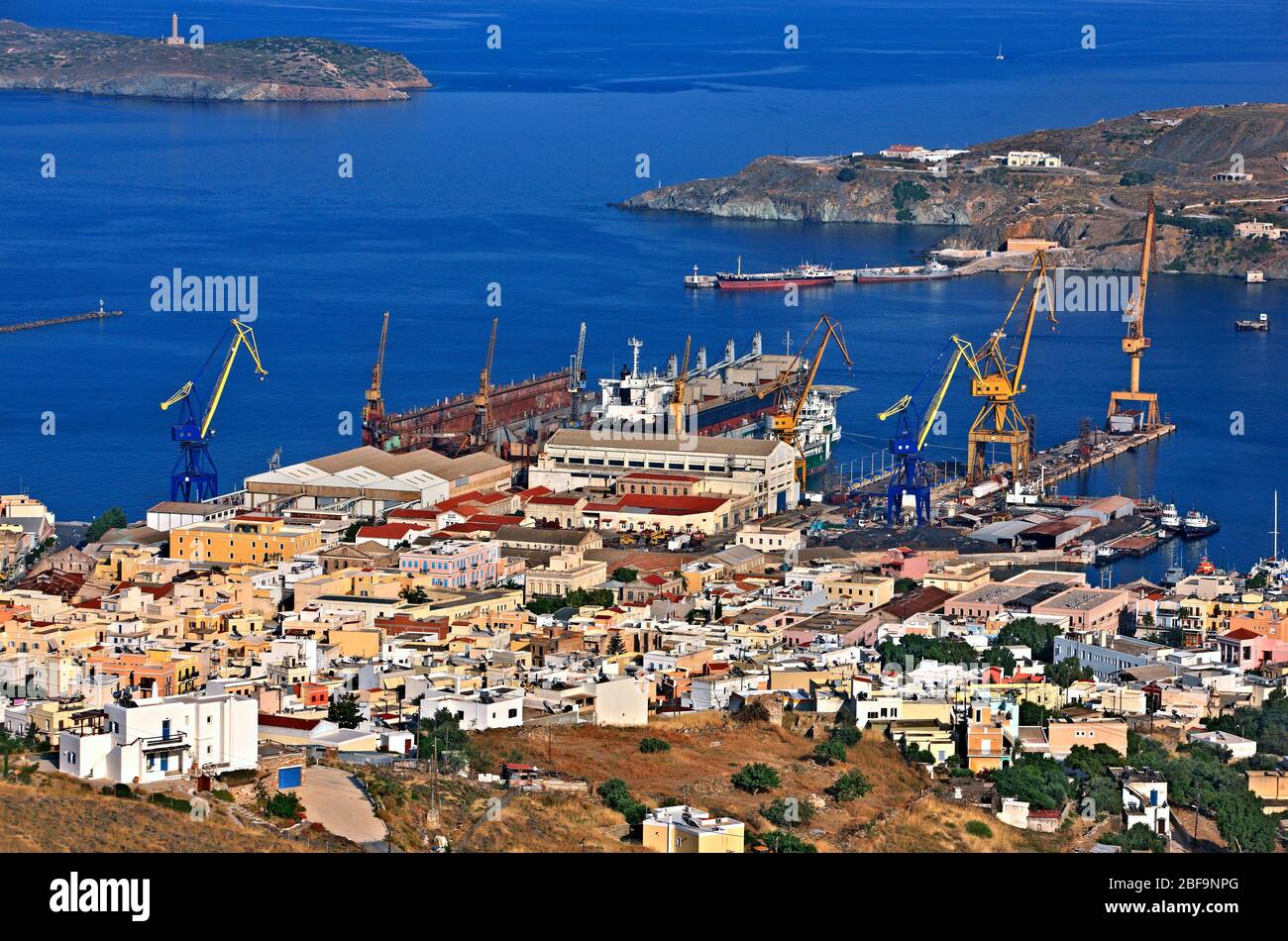 Blick auf die Werften (genannt 'Neoria') von Ermoupolis Stadt, Syros Insel, Kykladen, Griechenland. Stockfoto