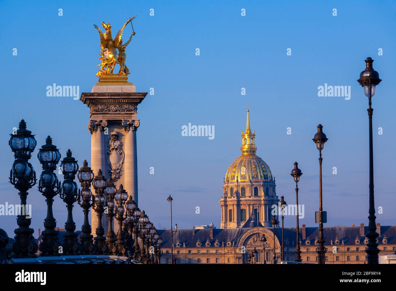 Pont Alexandre III mit Kapelle Saint-Louis-des-Invalides im Hintergrund, Paris, Frankreich Stockfoto