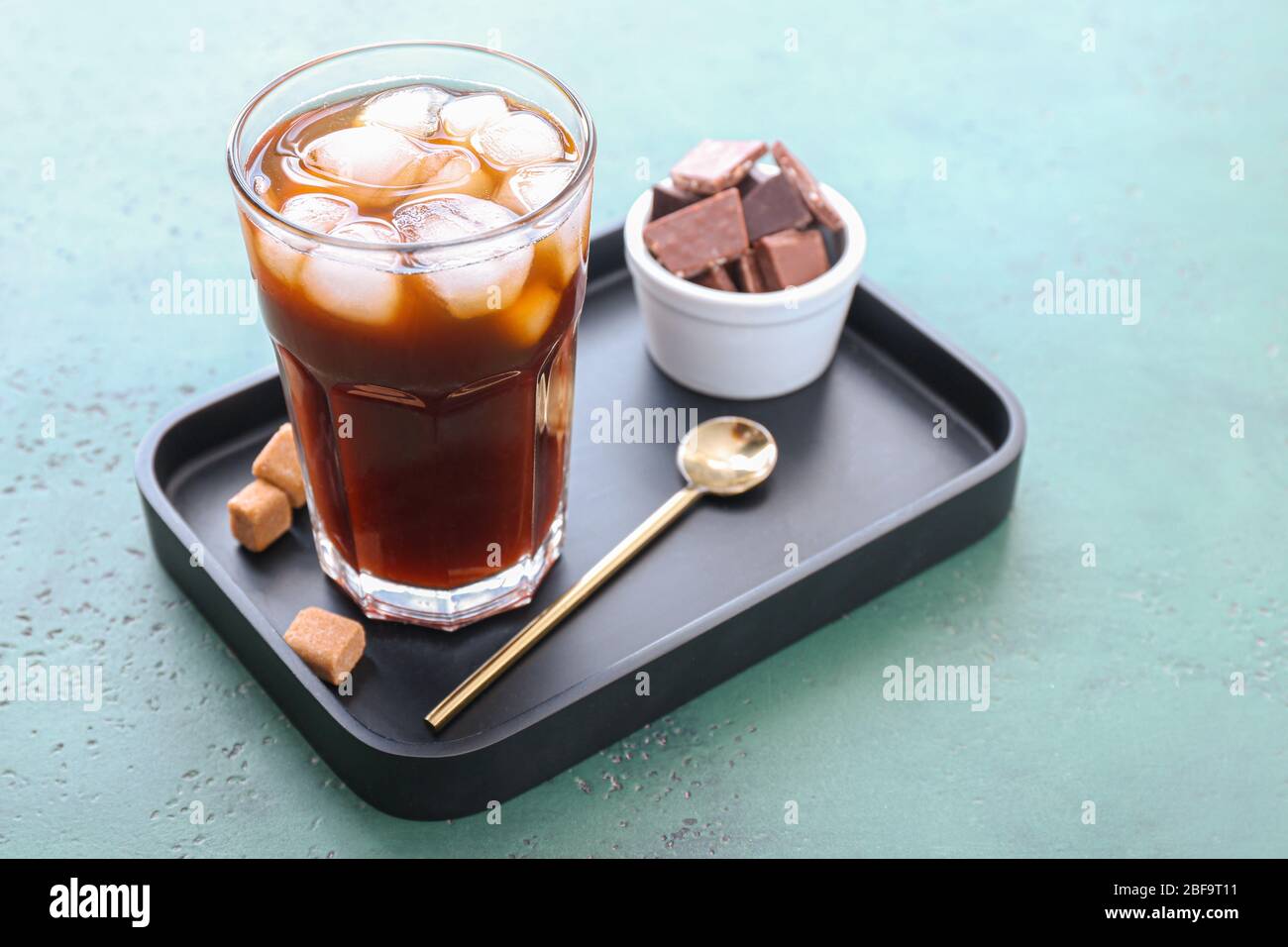 Ein Glas leckeren Eiskaffee auf dem Tisch Stockfoto
