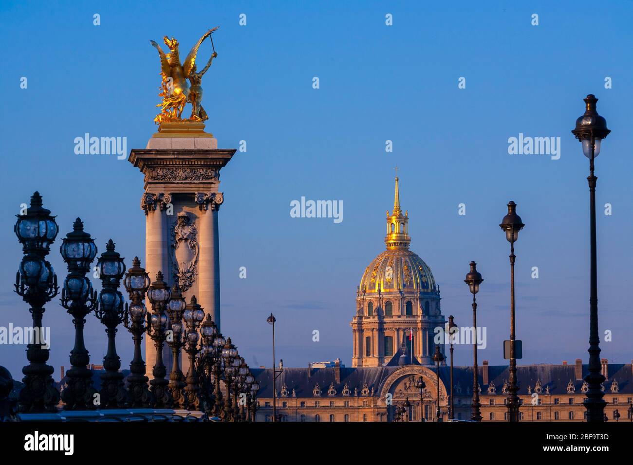 Pont Alexandre III mit Kapelle Saint-Louis-des-Invalides im Hintergrund, Paris, Frankreich Stockfoto