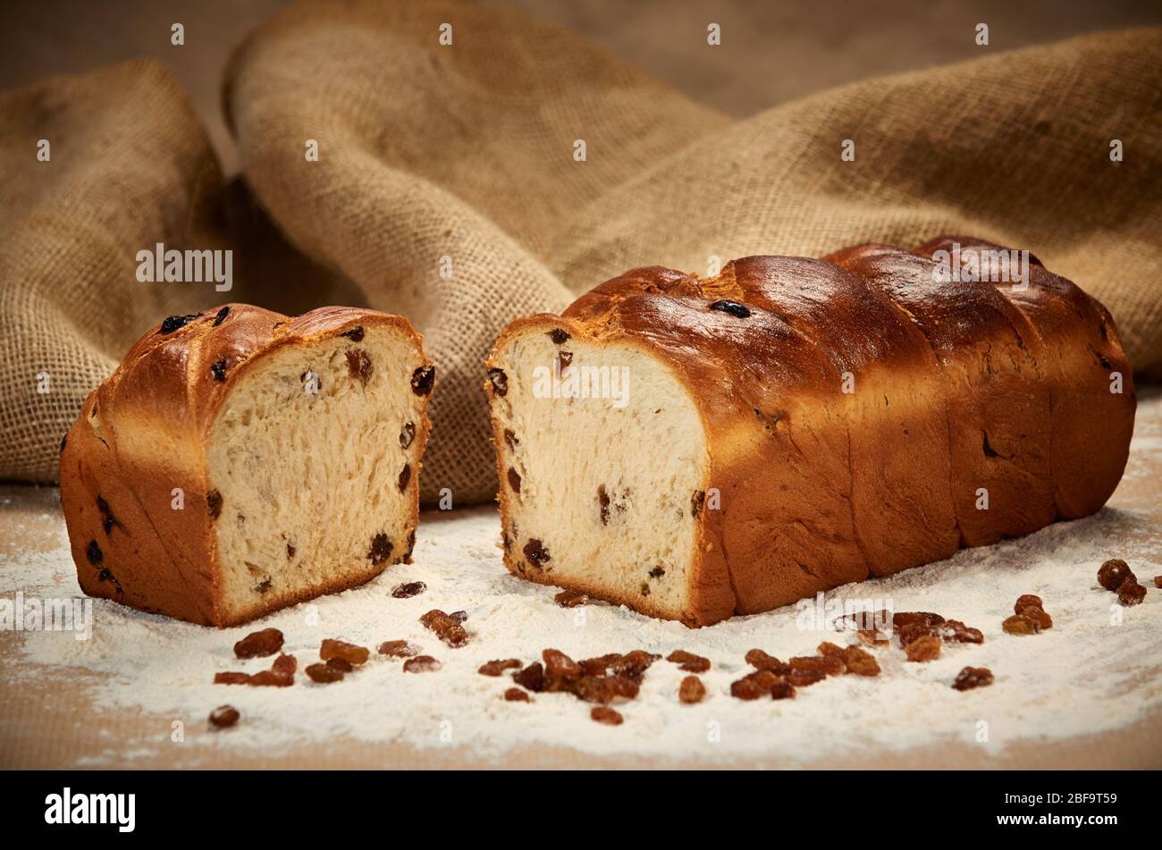Traditionelles frisches deutsches Brot, süßes Brot mit Rosinen Stockfoto