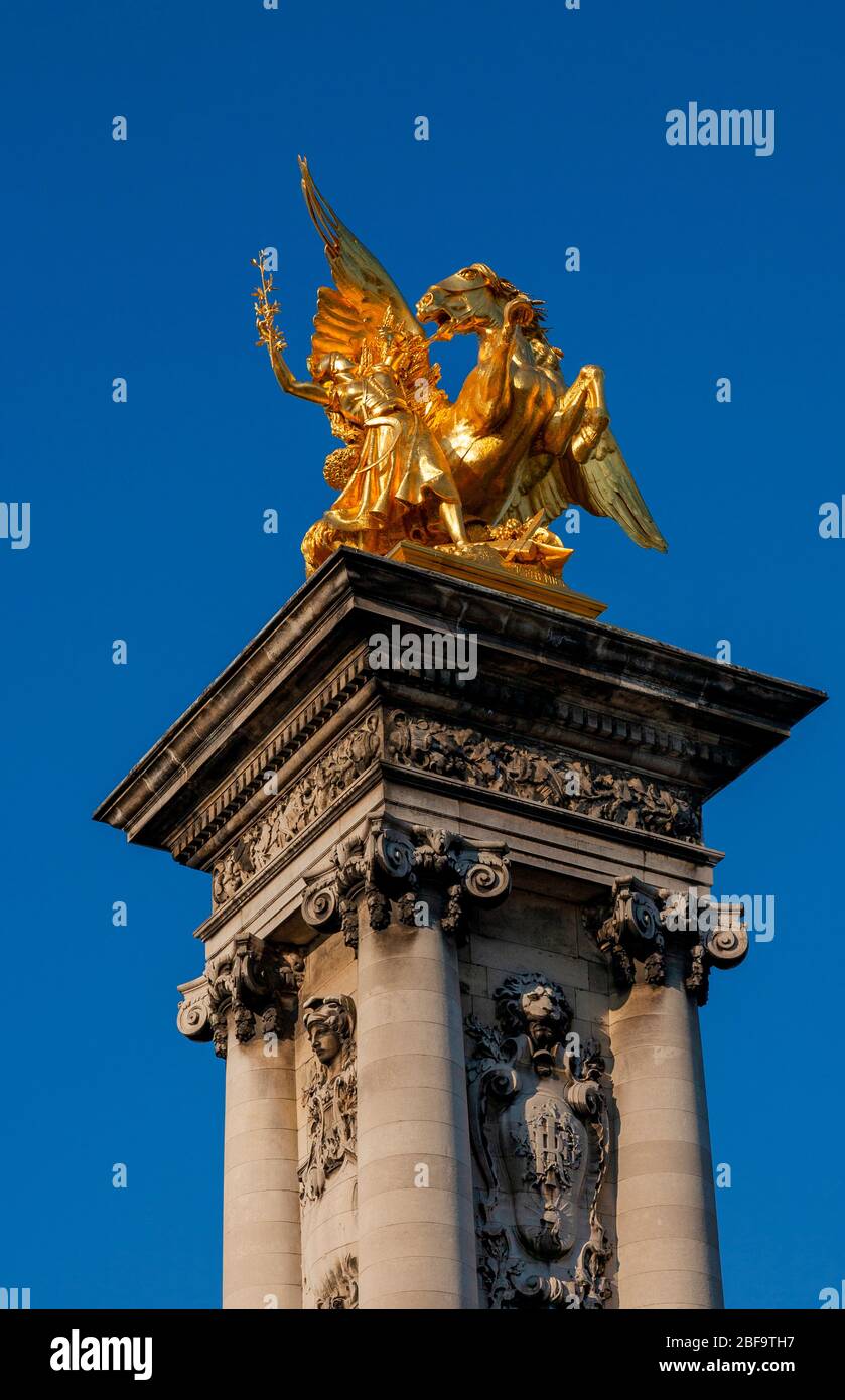 Der Ruhm der Künste gilt Bronze Statue, Pont Alexandre III, Paris, Frankreich Stockfoto