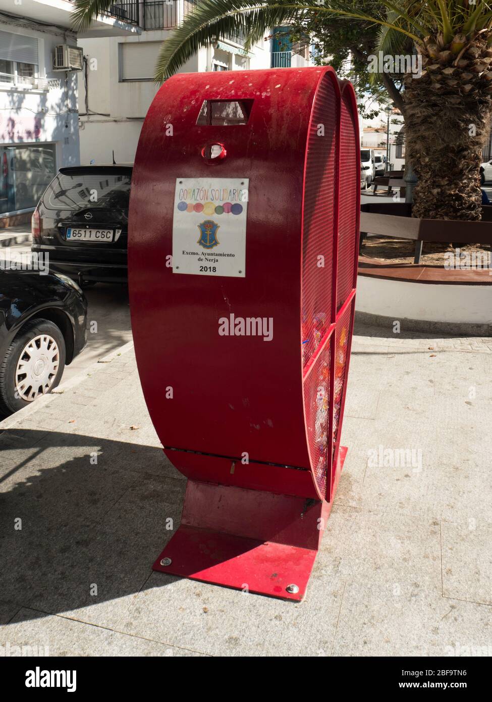 Herzförmiger Kunststoffrecycling-Behälter auf der Straßenseite. Stockfoto