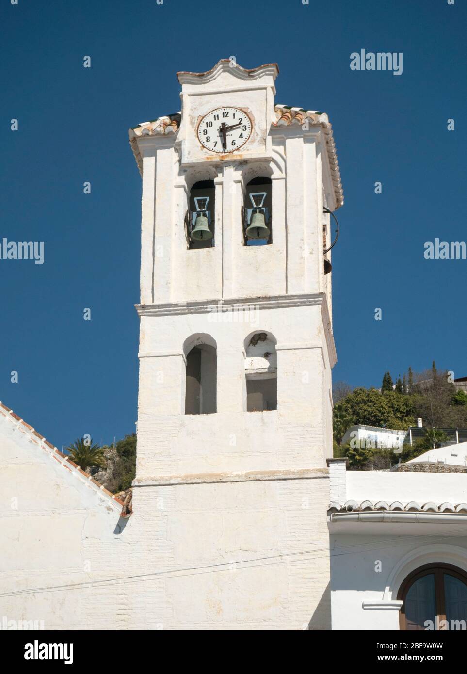 Kirchturm und Glocken der Iglesie de Antonio, vollendet im Renaissancestil im Jahre 1676, Frigiliana, Andalusien, Spanien. Stockfoto