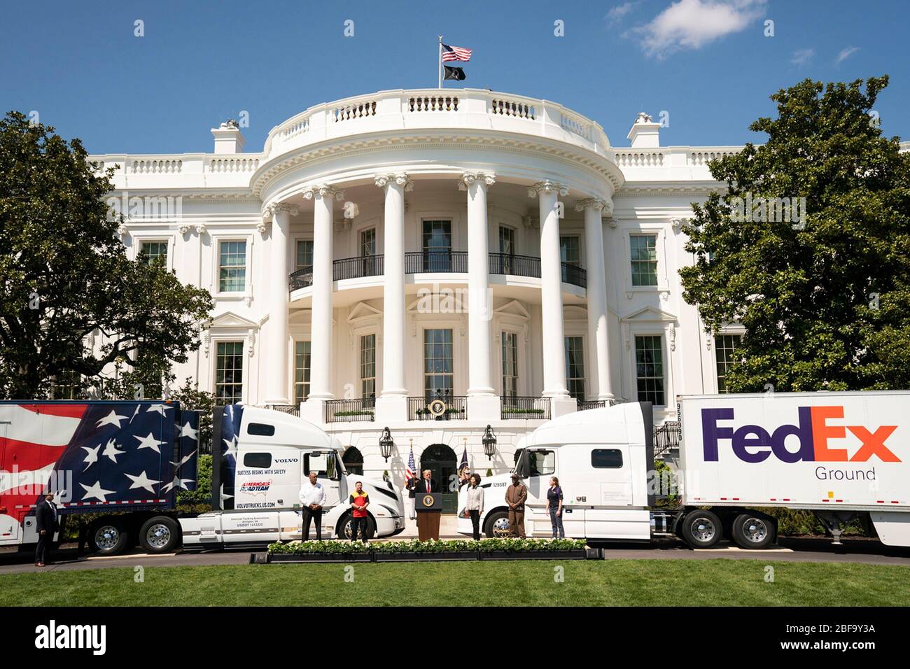 Washington, Vereinigte Staaten Von Amerika. April 2020. Washington, Vereinigte Staaten von Amerika. 16 April 2020. US-Präsident Donald Trump und Transportation Secretary Elaine Chao feiern Trucker für ihre Bemühungen während der COVID-19, der Coronavirus-Pandemie auf dem South Lawn des Weißen Hauses nach dem 16. April 2020 in Washington, DC. Quelle: Joyce Boghosian/White House Photo/Alamy Live News Stockfoto